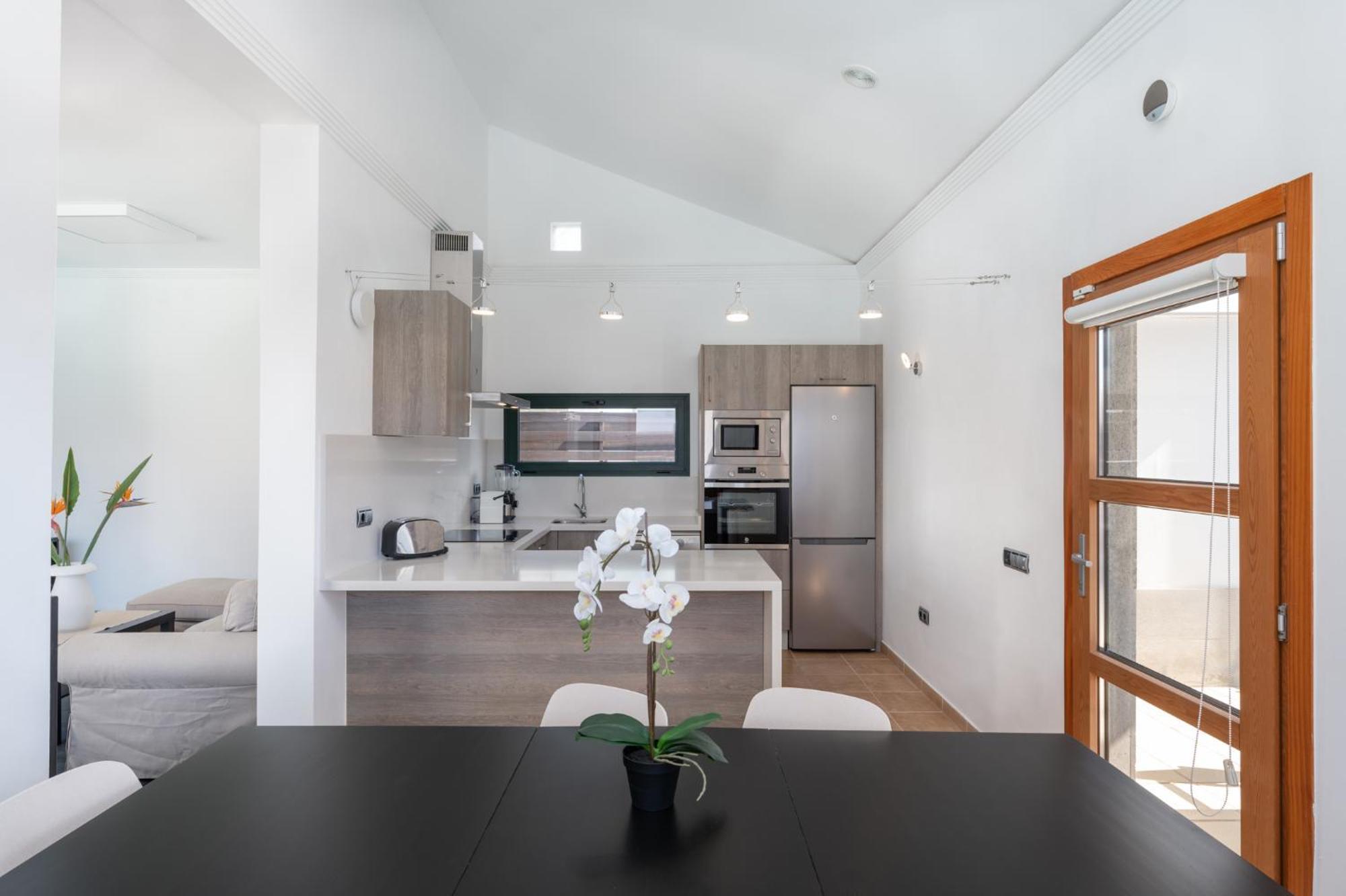 Camelot Holiday Homes By Livvo Плая Бланка Екстериор снимка